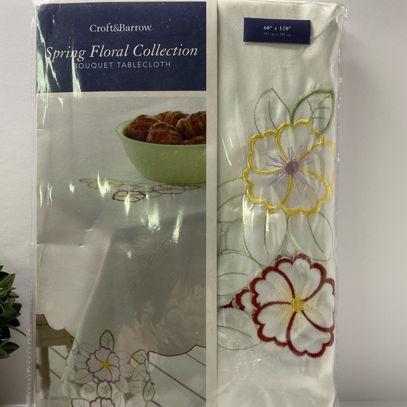 NEW  Croft & Barrow fabric TABLECLOTH Spring Floral stitched 60 x 120 oblong - Picture 1 of 6